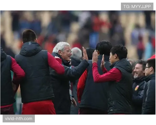 里皮重掌国家队帅印,携手球队迎战新挑战备受瞩目 里皮重掌国家队帅印,携手球队迎战新挑战备受瞩目